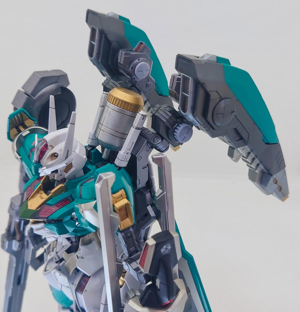 背面には、この機体の1番の特徴ともいえる高機動型ブースターユニットを装備しております。ちなみに、この高機動型ブースターユニットもミラソウル社製フライトユニットを基に地球寮で開発したという妄想設定です。