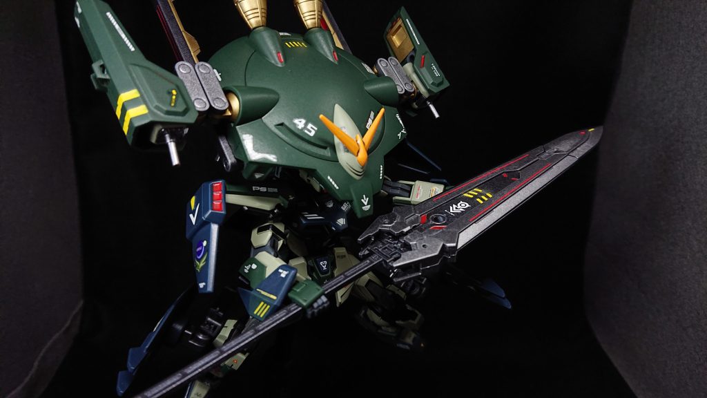 メイン武装は、30MMの“大剣”です当初は“重刎首鎌ニーズヘグ”に変わる大鎌を装備させるつもりだったのですが、手持ちの武装で良い感じのが見つからなかったので今回は大剣を持たせることにしました通常時は、飛行ユニットのアームにあるジョイント部分にマウントしてあります運用方法としては、突撃・強襲型らしく機動力をアップさせた飛行ユニットで突撃し大剣で相手を叩き潰す、シンプルな一撃離脱戦法を考えています