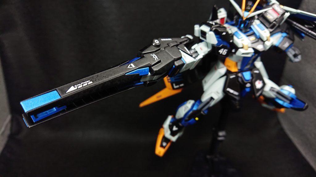 メイン武装は、右腕のアームド・アーマーBSです腕部の接続には、HGカスタマイズキャンペーンの接続ジョイントを使用しています運用方法としては、機動力を活かした砲撃戦をメインとしています距離を詰められたり、仕留めきれなかった相手にはビームグレイブで対応し止めを刺します