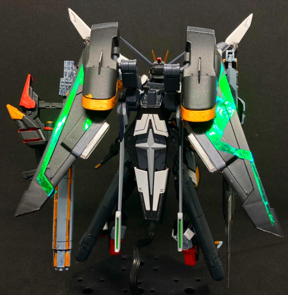 後ろにフォースインパルスの盾とスラスター翼両サイドに武器をマウントできるようにしてあります小型系の武器はありません理由は「かっこいい武器だけつけてればカッコイイから」(語学力)