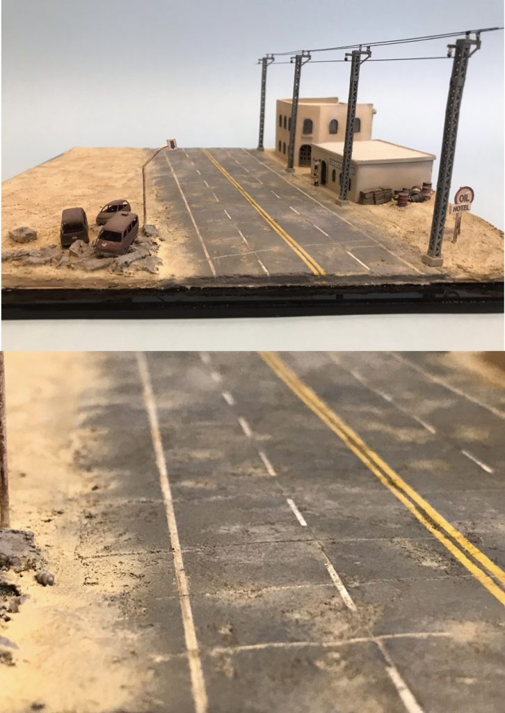 〈ジオラマのベースについて〉ジオラマの中央を貫く道路ですが、コミックの挿絵を見ると、海沿いを走る幹線道路の様です。Google Earthでトルヒーヨを南北に縦断する海沿いを走る道路を見てみました。 砂漠を突っ切る片側2車線の道路には、砂だらけの中央分離帯がありましたが、コミックに描かれた道路は首都リマまで続く幹線道路と考えて間違い無さそうです。コミックではハッキリとした道路の様子を読み取る事が難しかったのですが、「舗装された片側2車線の幹線道路」と言う設定で作る事にしました。このジオラマの肝になるアスファルトの作成には、重曹と木工ボンドを使用しました。 これは、愛読書の某AFV模型雑誌の記事を参考にしました。簡単にお話しすると ①ベースに重曹を厚めに振り掛け ②木工ボンドを水で希釈した物を散布 ③湿った状態でバターナイフで平滑にプレス ④乾燥後表面をペーパー掛け 凸部分が平滑に削られ凹部分の重曹の粗い部分がそのまま残り、劣化したアスファルトが表現出来ました。質感、指触り共、アスファルトその物です。以上、コミックの世界観を表現出来たかと思うのですが、如何な物でしょうか?長くなってしまいましたが、最後までお付き合い頂き有難うございました。