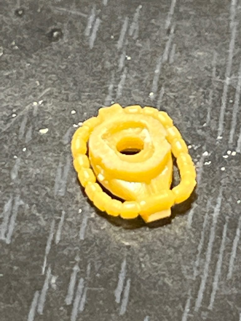 ここのモノアイレールの部分を削りました。コレで少しモノアイレールの部分が狭くなるので多少見映えが良くなるかと。