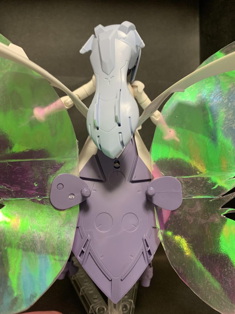 エフェクトで作った月光蝶も余剰パーツで簡単に取り付けられます。むしろこのためについていたんだと思います。エフェクトはクリアファイルに色塗って切っただけ!