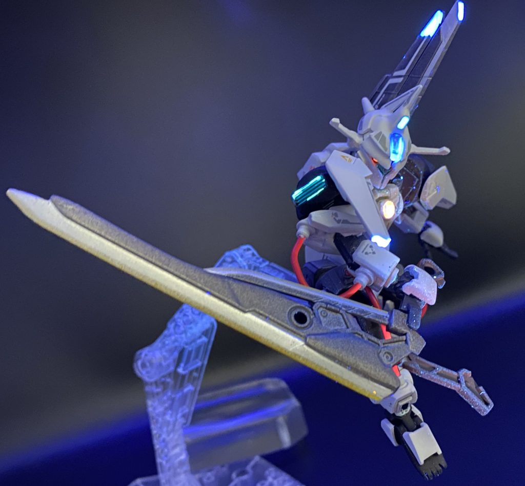 【武装の紹介②】サブ武装『ガンビッ刀(トウ)』 こちらは 原作に無い オリジナル武装となります。(そして ここでも ダジャレ(^^;)) 左背面と 両肩に 備えているものは ただの伊達ではなく、4機の GUNDビット となっております。これらにより原作にあった「身体ごと ぶつける!」を このビットで行います。(なので 刀 の位置付け)また ビット本来の機能である シールド対応や オールレンジ攻撃も 引き続き可能です。