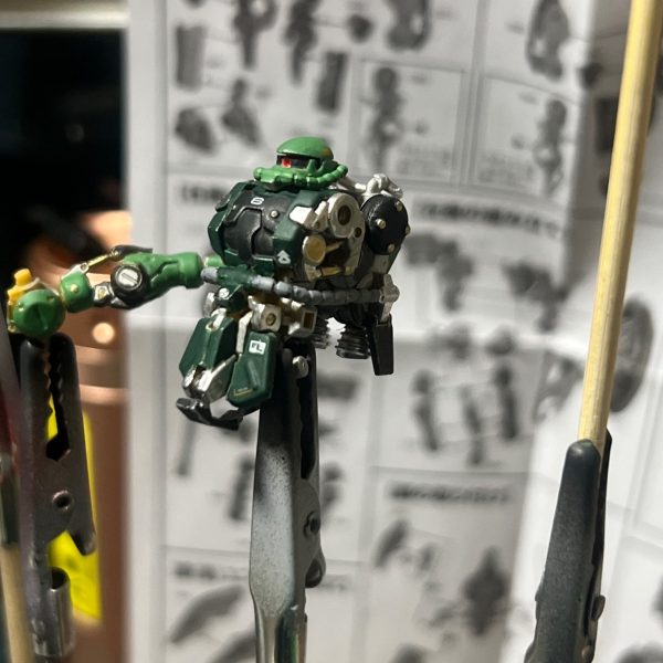 ザクさん制作報告。前回のスーパーガンダムでの教訓を活かしてなんとかここまできました。あと一息。疲れる😅疲れたからアーティファクト作る。トールギスはかなり作りやすかったです。ほぼ接着剤なしでも仮組みできました。(触るとバラバラするところもありますが)僕の改造魂をくすぐる良き出来です🥰楽しみ〜😁👍さてザクの制作、始めましょうか。（1枚目）