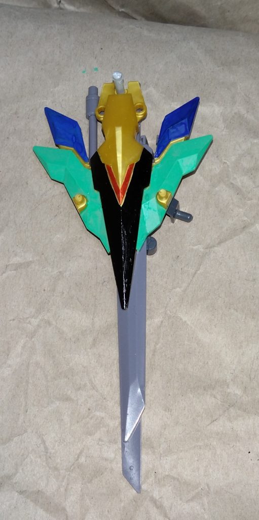 専用シールドこの機体専用のシールドで、『ソードニッパー』を収納する役割を持つ。収納した状態で敵を斬り裂いたり、『シザーソード』のビーム砲で攻撃することが可能。