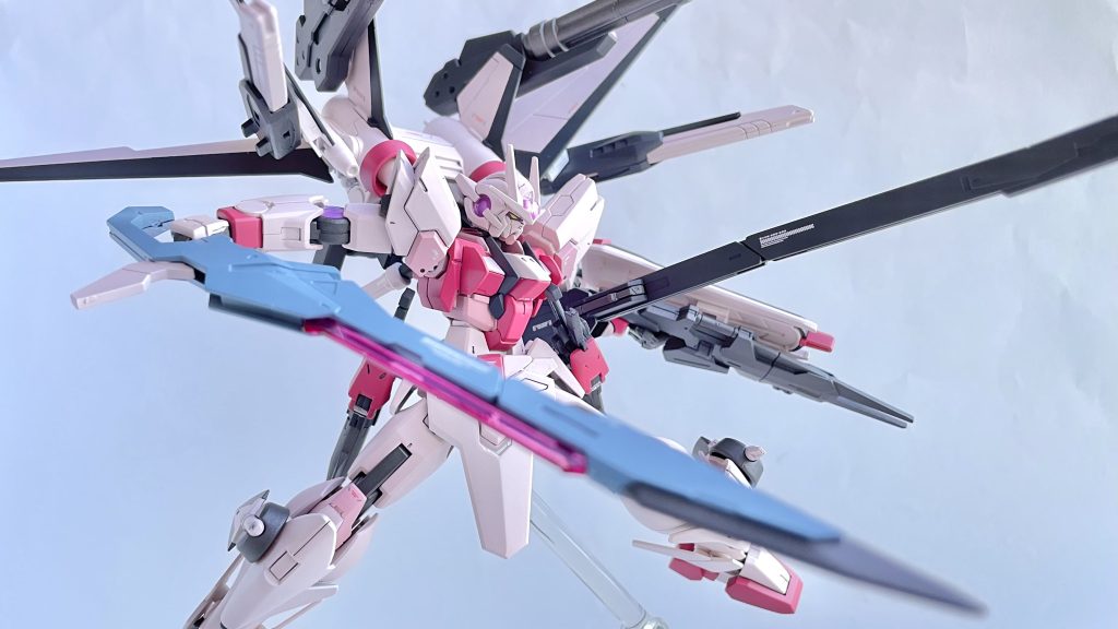 バックパックはオオトリっぽいやつ。多数のビーム砲やら対艦刀とか積んでます武器がイッパイ…( ゚ ρ ゚ )ナチュラルには扱い切れるのか…?