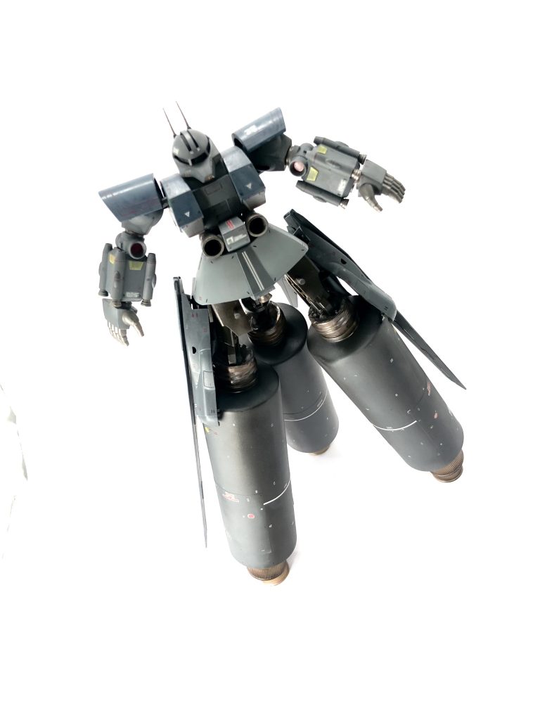 サイコミュ高機動試験用ザクサイコミュ試験用ザクでは、高速機動での有線誘導サイコミュでのデータ収集に限界があったそのため、2号機の下半身の歩行ユニットを取り外し代わりにMS-16Xに予定されているものを一部転用した