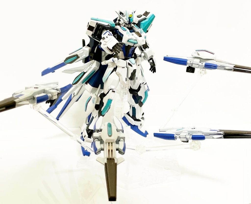 可動式追加装甲は分離して遠隔攻撃端末としても使用できます。