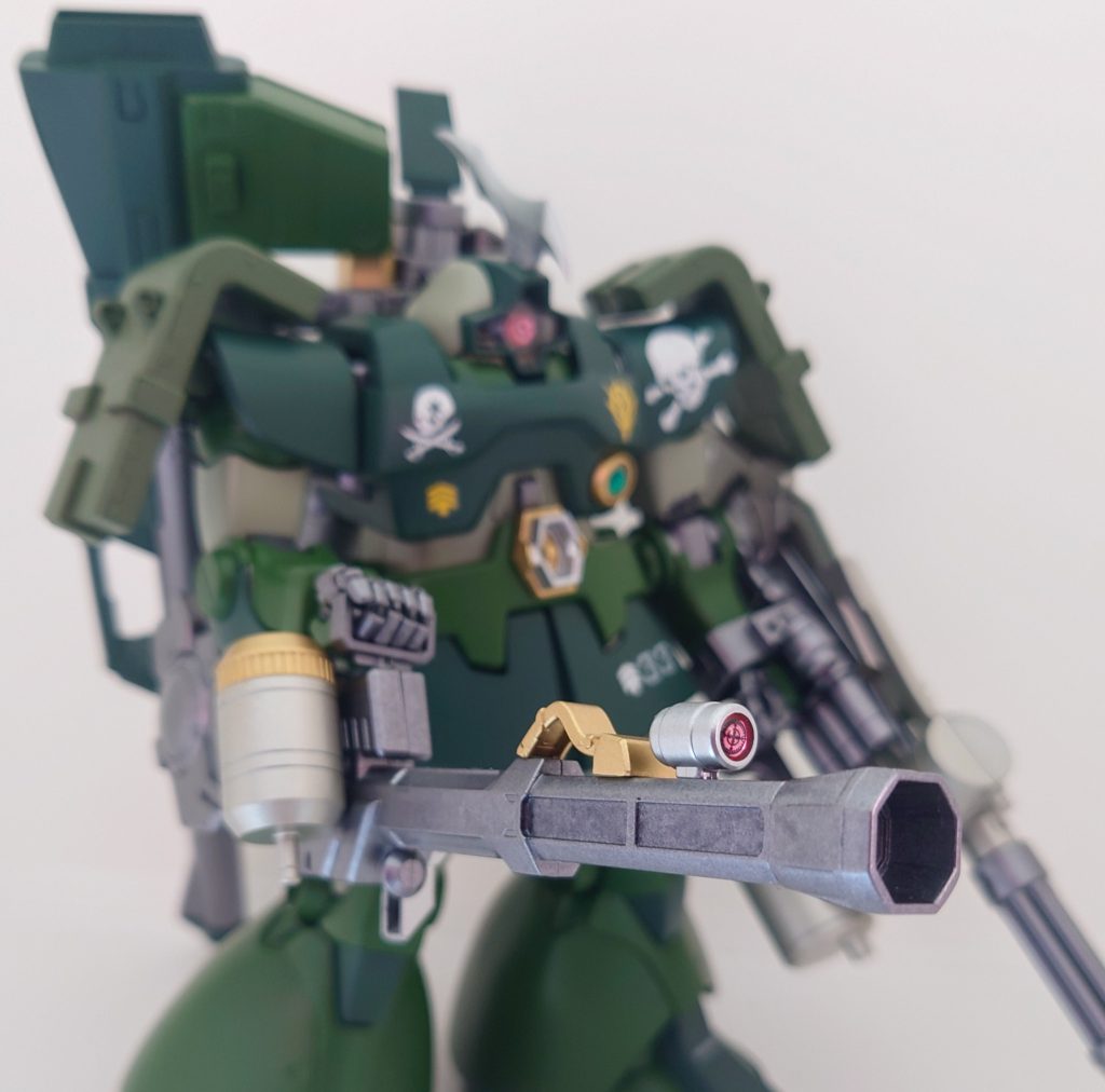 右腕にはオリジナルのバズーカを装備させております。こちらのスコープ等にも30MMカスタマイズマテリアル(3Dレンズシール)を使用しております。