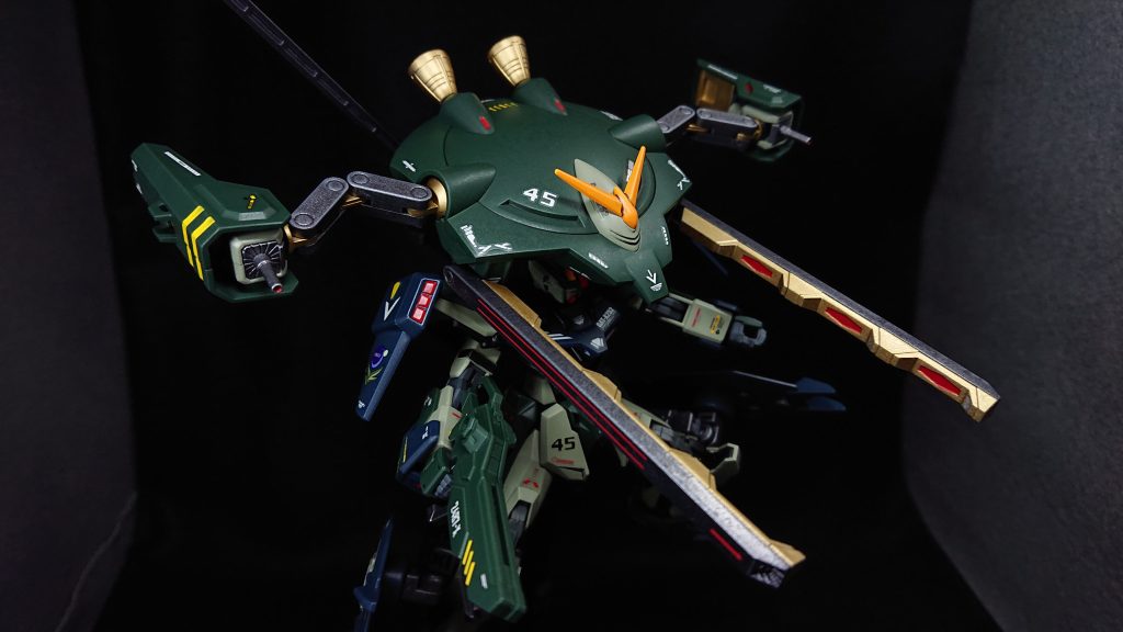 中・遠距離戦用の武装として飛行ユニットに“誘導プラズマ砲フレスベルグ”と“88ミリレールガンエクツァーン”を装備しています腕部には“115ミリ機関砲アルムフォイヤー”を装備、元々はフォビドゥンの腕部パーツでしたが干渉部分を切り落としストライクの腕部に接着剤で固定しています手持ち武装としてエクシードギャラクシーのビームライフルを持たせています突撃時には大剣と持ち替えるので、大剣と同じジョイントにマウントさせます