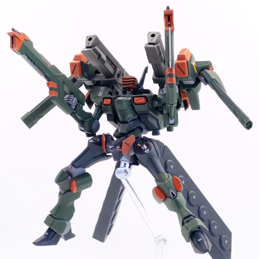 ビームベイオネット銃身下部に展開式の実体剣を備えたビームライフル。２丁携行する。