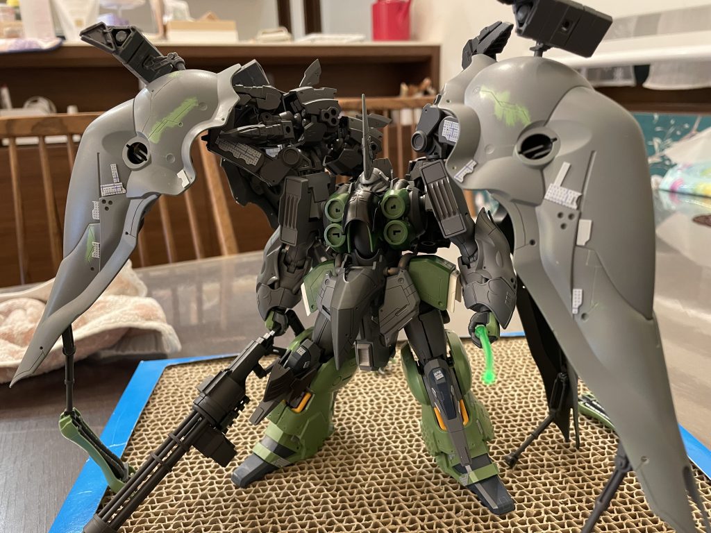 尻尾の位置を悩みまくった。肩に載せて巨大アーム!みたいな感じにしようとしたが保持もむずかしいし、写真映えもしないし、納得行かなかった。。