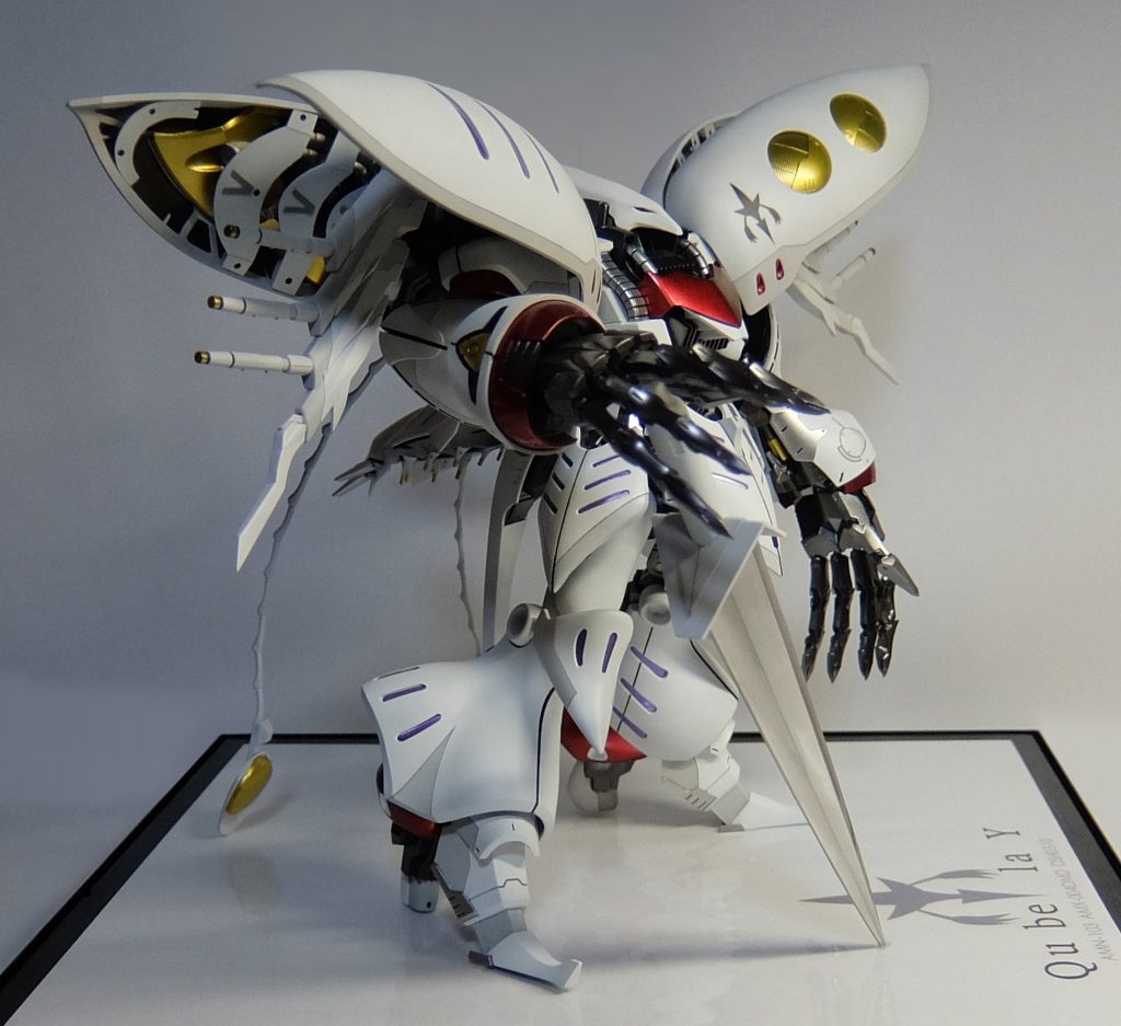 刀は最初ナイトオブゴールドの余り使おうかと思ってたけど、ダムドの大きい手では全体に握れない、爪楊枝状態・・・。で、余剰パーツを見ると、バルキリーのガンポッドが。この太さだとに握れそう。それに見劣りしない刃は。ダブルオーライザーの何かいけそう。切ってくっつけて、プラ板足してそれっぽく。肩内部の飾りはプラ板切り貼りと、とっても便利なコトブキヤさんヘビーウェポンユニットです。