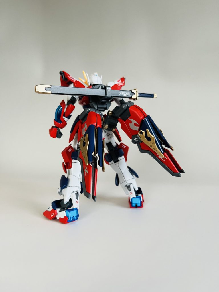 イグナイトガンダムGBNやメタバース用自機として組みました。格闘機と言うことで東洋風の装飾が欲しかったので、胸部や脛当て、ウイングのゴールドパーツに悟空インパルスのパーツを使用しています。