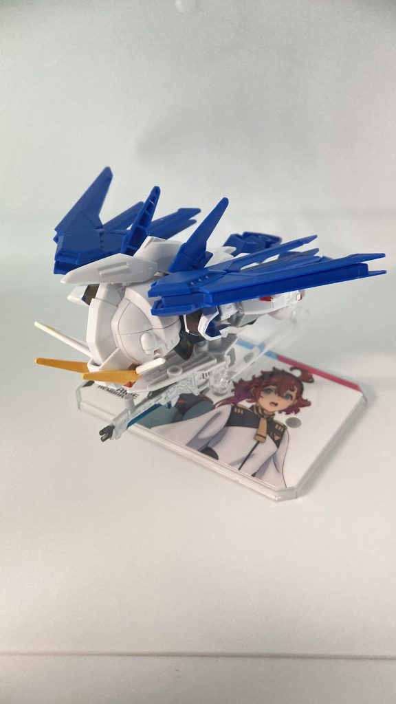 変形。バックパックの中央部分と羽を分離して、中央部分を前後反転させて取り付けます。かわいいですね。