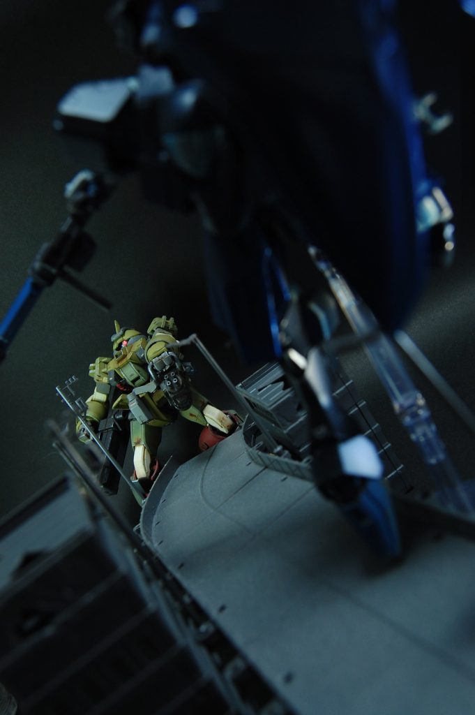 腰のガトリングには今回もポージングを印象付けるための取手を付けました。プラモの工作で付けるこういう取手パーツって割とただの装飾になりがちな気がするので、ちゃんと触れる・握れるインタラクションのあるものに見えるよう意識しました。