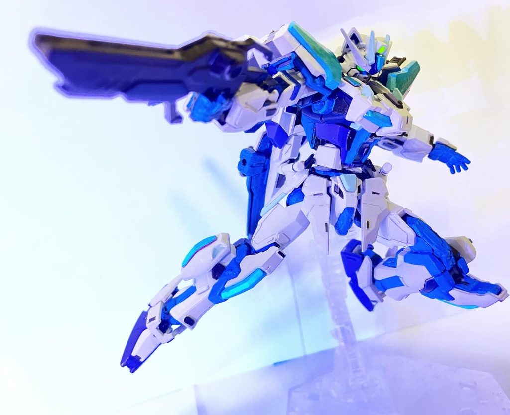 FSシステム(Fusillade-Supreme-System)の起動によって関節は青く発光します。この機能により一定時間射撃武装の火力が上がって機体性能が向上します。