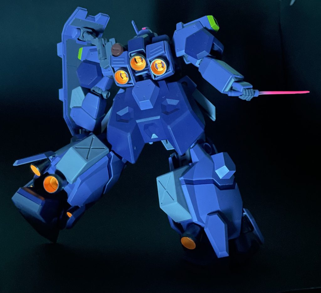 劇中の夜間戦闘をイメージして、バーニア内部も蛍光色で塗装しました。