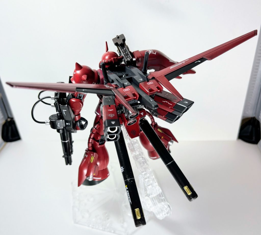 フライトユニットは上部にエールストライク、下部にシナンジュのスラスターを合体させました。