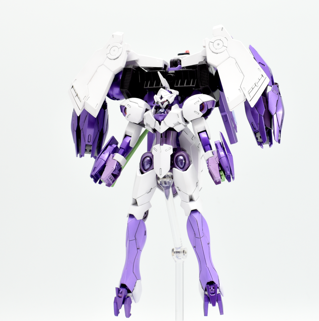 素立ち 重すぎるバックパックに小さすぎる脚のせいでとても立てたもんじゃないのでスタンドを使い浮遊状態で飾るのがデフォルト