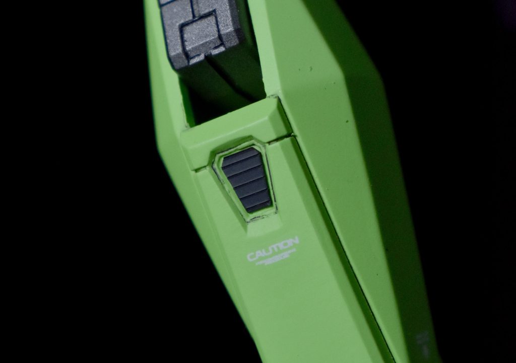 ふくらはぎの噴射口は筋彫りプラ板でディティールアップを行っています。