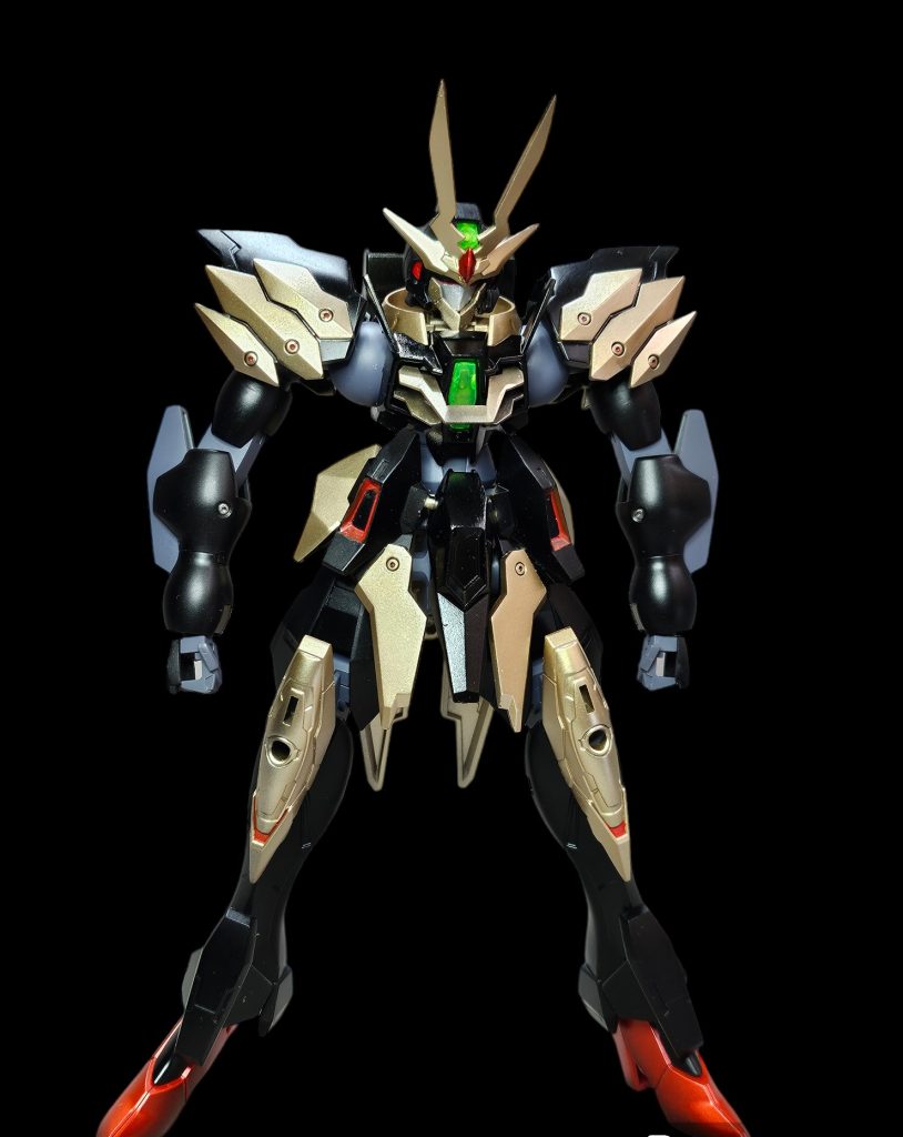 本体はブラックとゴールドを主体にして差し色でレッドを。