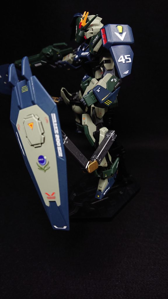 ゲシュマイディッヒパンツァーは肩に装備する予定だったのですが、飛行ユニットと干渉することや上半身に武装が集まり過ぎていることから、バランスを考えて脚部に装備することにしました接続用のアームもフレキシブルなモノに変更したので360度を守れるようになっています代わりに肩には、フォビドゥンのサイドスカートを装備し機動力の更なる向上を図っています