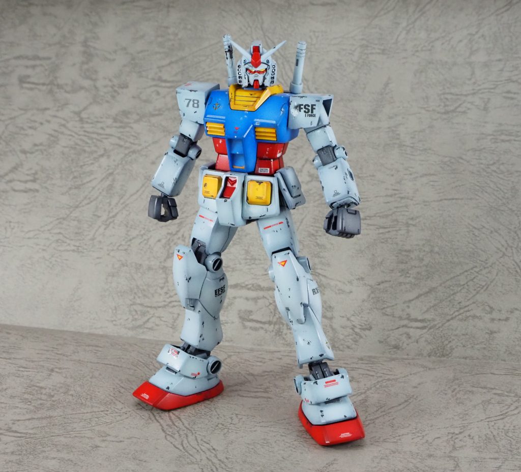 シルエットとしてはもう完成で良いのではないかと思うくらいガンダムですね。可動は勿論それなりですが、驚くべき事に腰のスイングが左右のみですが可能、しかも隙間から覗くメカパーツもついているんですよね。