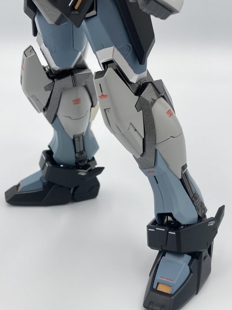 ストライクノワールガンダム組んでから分かったんですが、ストライクノワールってめっちゃかっこいいんですねストライクノワールなんですがほぼほぼルージュのパーツ使ってます可動域が少ないのでね…アンテナはメタルビルドに寄せて少し短くしてます