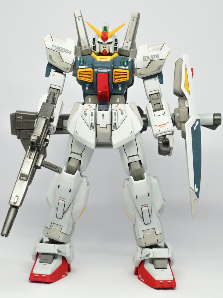 各所に筋彫り追加→相変わらず線がよれる合わせ目消し→うっすら残るグレーサフを拭いてから塗装。前回のガンダムよりは白の発色が狙い通りになったものの、調子に乗ったあたりで発色が中途半端になり、サフの色がまだらに残る。筋彫りを生かして、白の部分をグレーで塗り分け→マスキング初挑戦。マスキングテープを剥がす瞬間が何とも言えない。RG用の水転写デカールをそれなりに貼りました。カメラアイ、各種センサーの緑は付属のシールを貼り上から百均の透明レジンを載せました。個人的にガンダムMk-Ⅱの、どしっとしたフォルムが好きなので楽しく作ることができました。粗いところは多いですが、見ていただいてありがとうございます。