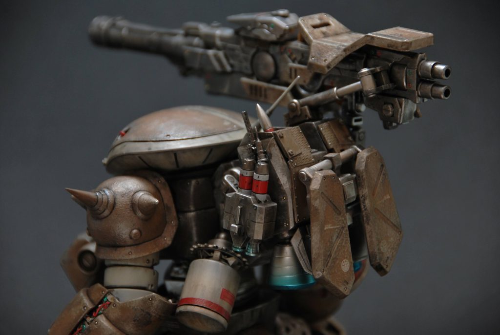 背中には1+2のミサイルも装着。