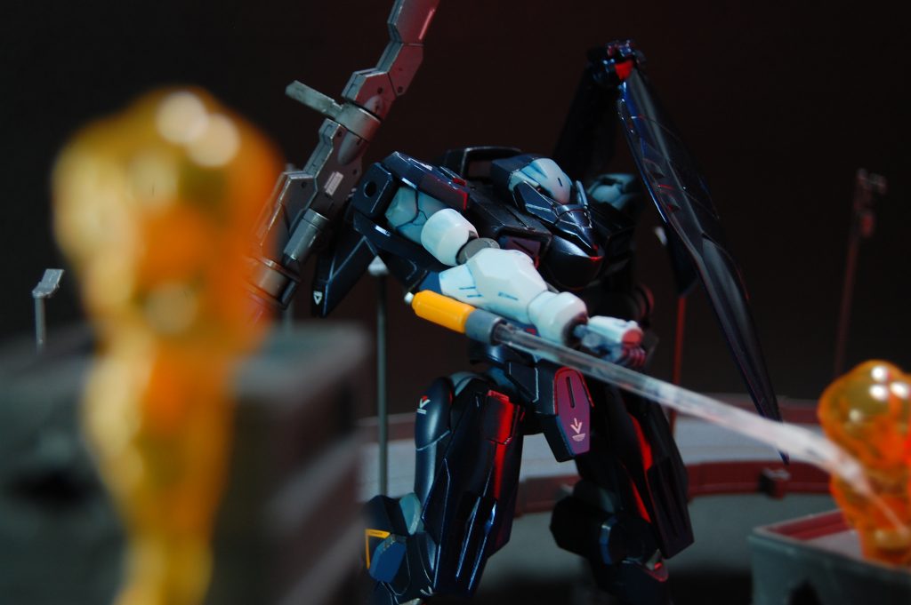 消火作業。 水流はクリアランナーにクリアプラ板をつけたもの。さきっちょは接着剤を表面に塗って爪でこすって水の白い濁りっぽさを出してみました。マスクとバックパックのバーニアは30MMのオプションパーツです。