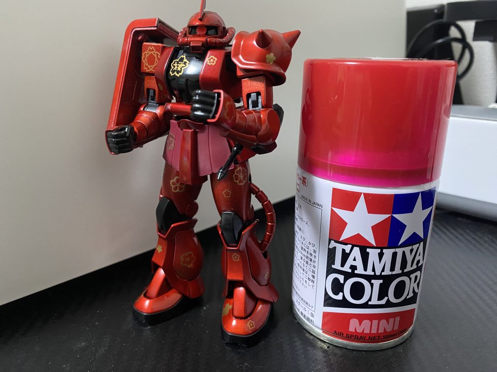 その上からクリアーレッドを塗りました🟥…クリアーレッドを塗った後はすっごいテカテカだったんですが、トップコートでスーパークリアーUVカット（光沢）を吹くと少しテカテカが落ち着いてしまいました😅ちょっと残念😭