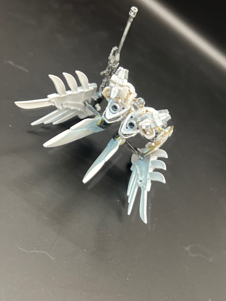 実は太腿後ろのパーツが吹っ飛んで無くなりました。予備があったのですが、敢えて追加宇宙用スラスターを装備させてみました。失敗は神様からの贈り物なので多分コレでいいのかな。