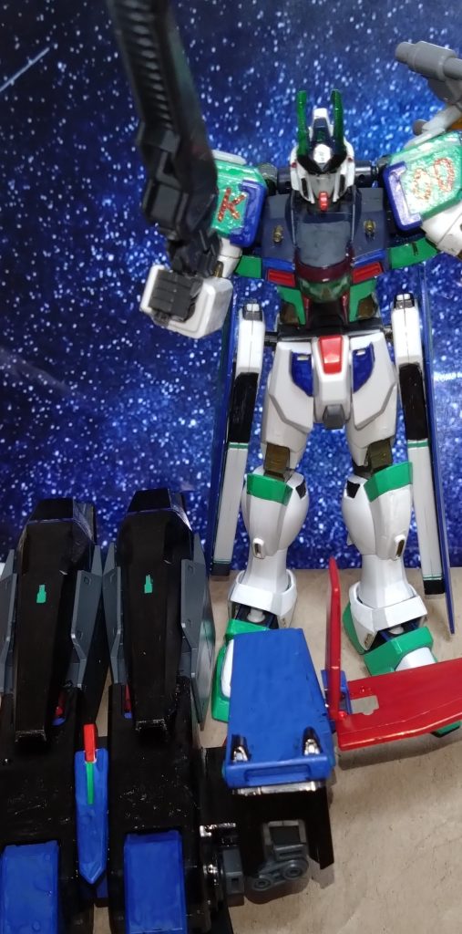 〜ここから少しだけストーリーに入らせて頂きます〜『機動合成戦士Nガンダム 第1041話:出撃、そして伝わる想い』 最後の補給を終え、リオが駆るファイナルラストニッパーが支援機であるクローズエンドと共に出撃する。だが、格納庫にはクローズエンドに搭乗するはずだった彼女が取り残されていた。事態を知る彼女はすぐさま近くのモニターから連絡する。 「リオ!どうして私を置いて出撃したの!?」『クローズエンドは遠隔操作できるし、僕一人で十分だからだよ』「私は足手まといってこと?ふざけないでっ!!」『ふざけてないよ。君はそこから見守っていればーーー』「置き去りにしている時点で足手まといって言ってるじゃない!」『違う、僕は……』「何が違うよ!?アナタはいつだって自分勝手で!今回も一人で全部片付けられるって思ってーーー」『君を失いたくないんだ!!』 リオの言葉で彼女の口は止まる。この状況の中、彼は自分の想いを彼女に伝えた。 『僕…、リオ・カトラットは君を愛しています』「リオ…?」『ごめん、こんな時に…。でも、この戦いは今までとは違う大きな戦いだ。だから、止めなきゃならない』「なら、私も一緒に…!」『できないよ。大切で…、なにより守りたい人を戦場に行かせるなんて僕には……ガガ』 ここで通信に乱れが生じる。彼女は言いたいこと、言わなきゃならないことを早く言おうとする。しかし、すぐに言葉が出るはずもなく、更に雑音が酷くて向こうにも連絡が伝わらなくなっていた…。 「リオ!待って!」『ガガ……リオ…カト…ト………行き……す……ガガ……』「待って!私もアナタのことーーー」 笑顔で敬礼するリオ。彼女は最後まで言おうとしたところで通信が途絶えた。彼女が想いを伝えるのは、彼が帰ってきた時になってしまった。果たして、リオは帰ってくるのだろうか?彼女の元に……。 「リオ…、死なないで……」 彼女は泣きながら、彼の無事を祈るのだったーーー  「行こう、ファイナルラストニッパー。これが最後の戦いだ!」 リオのファイナルラストニッパーとクローズエンドは今、最後の戦いに向かうのだった。   ーーーと、ストーリーは以上になります。次回は『第1042話:最後の終わり』、乞うご期待! 物語がいきなり終盤を語ってしまいましたが、いろいろツッコミどころが多々ありますね?ここまでは友達が語ったストーリーになります。まず、話が1000話以上あるって……ププっ!おっと、失礼。なんでも、友達は中学時代の3年間は毎日このストーリーを考えていたようです。その為、勉強は全くしていなかったそう……。