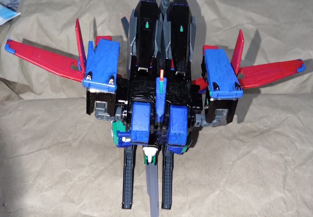 このファイナルラストニッパーガンダムクローズエンドもMA形態に変形します。かなり重そうですが、とにかく速くて頑丈な防御力を持つ設定で…。