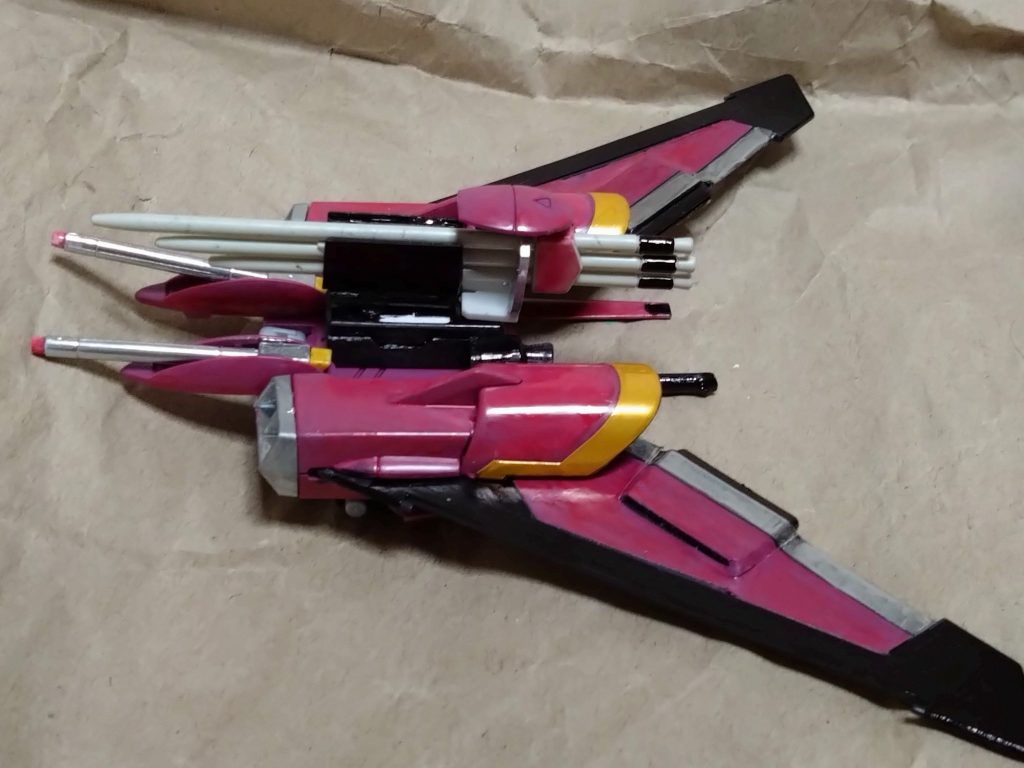 さて、いよいよ最大の特徴となる武装の紹介に入ります。ファトゥム--01(マイナスゼロワン)ジャスティスに装備されていたリフター『ファトゥム-00』のもう一つの改良型。∞ジャスティスのモノとは装備している武装はもちろん、ギミックが異なる。新技術の核エンジンは本機とリフターの2つに分けられており、2つで一つの動力源となっている。スラスター推進力がジャスティスの時より大幅に向上しており、もしリフターが破壊されても機体の機動力は半分程低下するだけで、大幅な差は出ない。ちなみに、機動性は最大でヴォワチュール・リュミエールを超える速度。このリフター自体もドラグーンとなっており、遠隔操作による攻撃等が可能。上に乗ることもできる。ちなみに、このリフターにミラージュコロイドが搭載されており、本機と合体すると機体ごと姿を消し、分離する際はリフターだけ姿を消せることができる。 グリフォン2 ビームブレイド×2ファトゥムのウイング部に設置されたビームカッター。このリフターのウイングはカッターとなっており、ビームを出さなくても敵を斬ることが可能。このウイング部分は主に隠されたギミックで使う。 このリフターに搭載された武装やギミックはここから順を追って説明します。