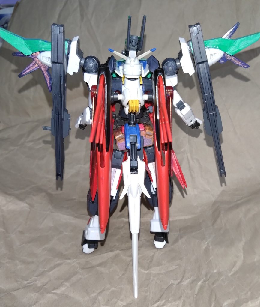 『ロビンスリベロ』制限を掛けていた両肩のGNドライヴ『リベロユニットドライヴ』を展開することで制限解除し、更には頭部に索敵システム向上やレーダー探知範囲を拡大させる専用ヘッドアーマーを装着させた姿。狙撃以外に防御にも優れており、主に物理・実弾に対抗する形態でもある。主兵装は弓で、威力を上げる場合には片腕にネクサスアームが装着させる必要がある。相手を確実に狙う光の矢を放つ…と、『ロビンフット』をイメージにした形態です。元々3番目に考えた形態で、『ロビン』と『スリー』と『リベロ』の単語を混ぜ合わせてこの『ロビンスリベロ』という名前になりました。