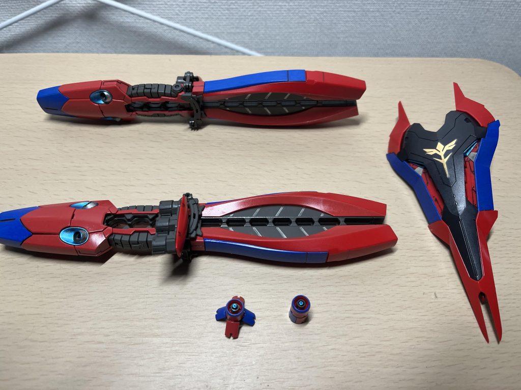 武器類の塗り分け。意外と赤と青で喧嘩してないかなーって思って今回こんな色にしてみたんですが、どうですかね?
