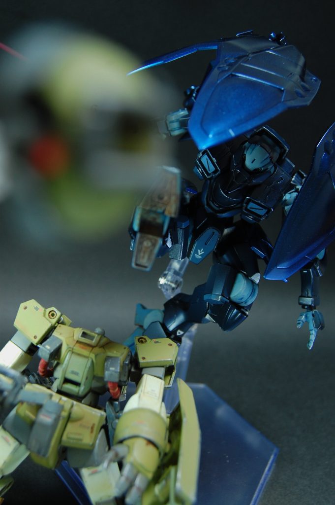 交戦機会の多い相手のデミとは、機体性能・パイロットの技量・地対空の相性差とあらゆる面でこちらが上。というのを言葉で説明しなくても見て一発で「こちらが格上」と伝わる絵面を目指しました。