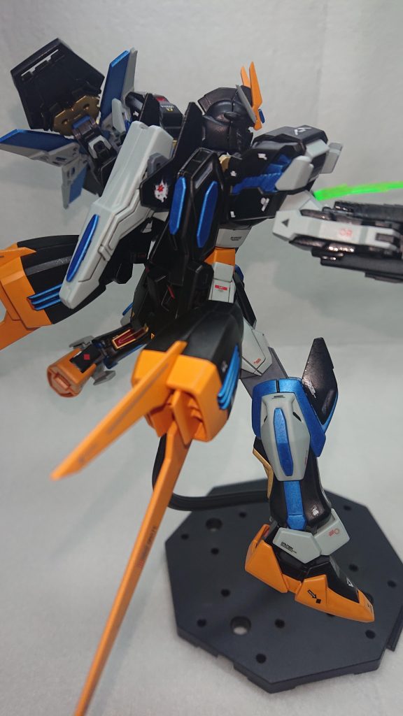 バックパックは、ユニバースブースターを採用しています採用理由としては胸部装甲が盛れるという利点もありますが、今回はサイコフレームの増量が一番の理由になりますクリアパーツ部分がそのままサイコフレームとして使えるのではないかと考えています機動力の向上のため、スタービームキャノンをエールストライカーのブースターと交換しています