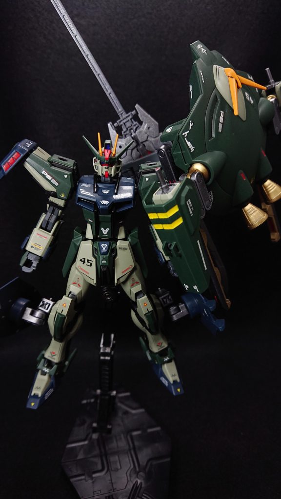 今回のお気に入りポイントは“飛行ユニット”ですフォビドゥンとのミキシングだと一目で分かるポイントだからこそ、どこに装備させるか、どのように個性を出すかをかなり考えましたただバックパックとして背面に背負うのではなく、飛行ユニットを左半身側に寄せることで見た目の印象を少しでも変えれればなと考えましたあと、盾の代わりにでもなれ良いなと言う気持ちも少しありますｗゲシュマイディッヒパンツァーとレイダーのパーツを交換したのは、フォビドゥンのままだと面白みに欠けると言うこともありますが、突撃・強襲型と言うコンセプトを尖らせることによって個性を出していこうと考えたからです補助スラスターを増設し機動力向上と火力アップのための76ミリ機関砲M2M3、相手の攻撃が当たらない速度で突撃しながら火力で壁をぶち破り、大剣で標的を強襲するそんな個性を持った機体になったと思いますでは、最後までご覧いただきありがとうございました