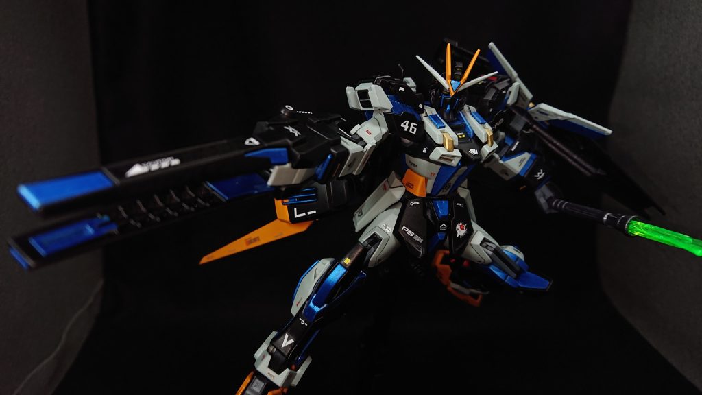 今回のお気に入りポイントは“サイコフレーム”と“機体カラー”ですサイコフレームの増量を考えた時、一番に思い付いたのがクリアパーツをサイコフレームに見立てることでした丁度良く以前制作に使ったスタービルドストライクのあまりパーツがあったこともあり、付けられるクリアパーツは全部付けました今回サイコフレームはライトメタリックブルーで塗装し表現しています青いサイコフレームも綺麗でいい感じだと思います機体カラーは上記でも書いたように前作の反省からライトブルーを入れてみたのですが、これが結構いい判断だったと思います全体的にメリハリがつき、輪郭がハッキリしたような気がしますただこれだけでは面白みに欠けてしまうので、アクセントとしてブリリアントオレンジを入れてみました自分はよくこの色を使ってしまうのですが、自分らしさを出しながら目を引く機体になるポイントになったと考えていますでは、最後までご覧いただきありがとうございました