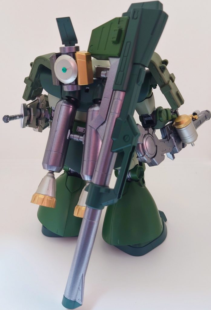 背部には、射撃統制システムを搭載したユニットと大型バズーカを携帯しております。