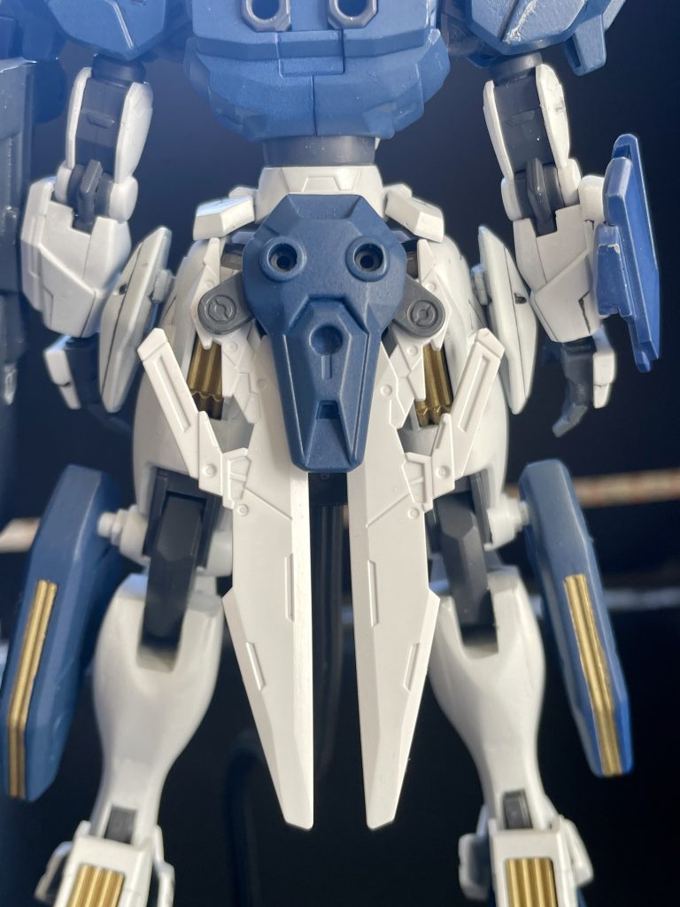 ハンドソードは通常はリアアーマーにマウント。移動時のスラスターフィンの役割も持つ。