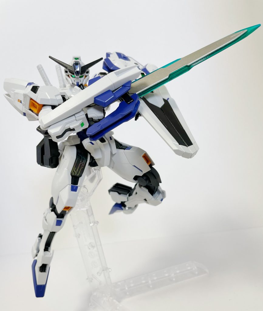 グラム(クリスタルブレードモード)刃に熱交換クリスタル素材を使用した大型剣。高いビーム耐性やエネルギーフィールドなど、ビームサーベルが効きにくい相手に対する装備。