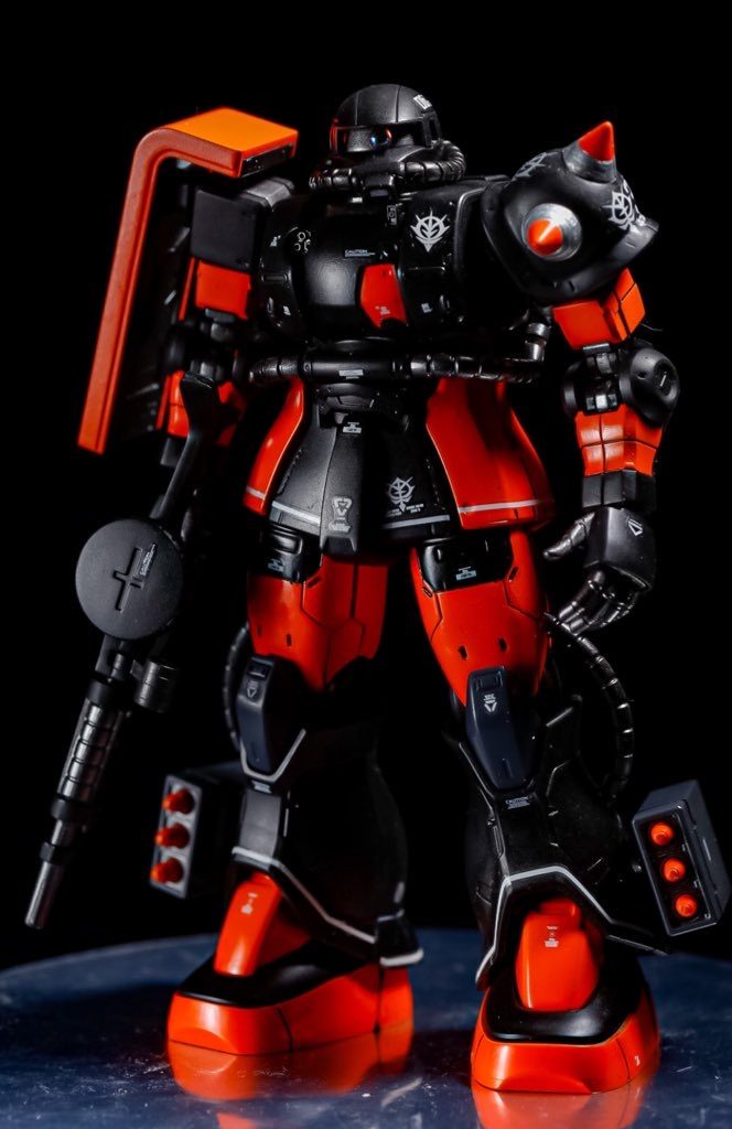 塗装レシピは・黒パーツ→艶消しブラック・オレンジパーツ→オレンジ+蛍光赤 のち 光沢クリア・内部フレームの一部、動力パイプ、マシンガンの一部→スターブライトアイアン のち 光沢クリア・ひじ、膝、脚部ロケットマガジン→ファントムグレー　とメリハリ付けて塗装してみました。