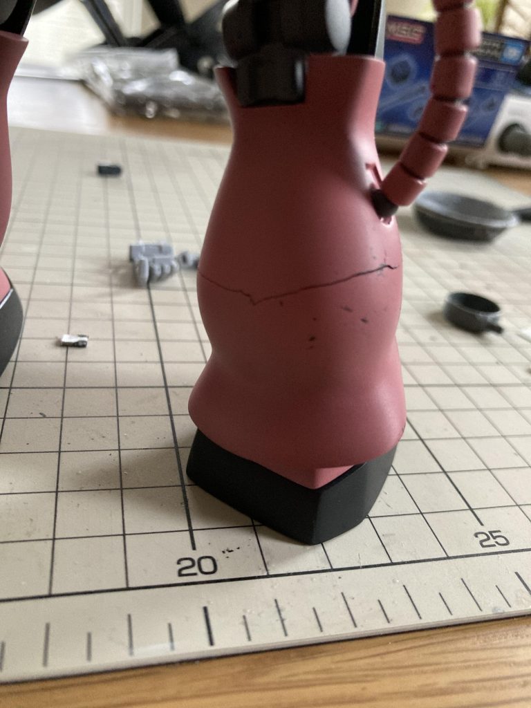 脚は合わせ目が出ていてアトハメにしていたのですが弄りすぎてクリアランスが確保できていなかったようで最後の最後で割れました🫠心と共に...。