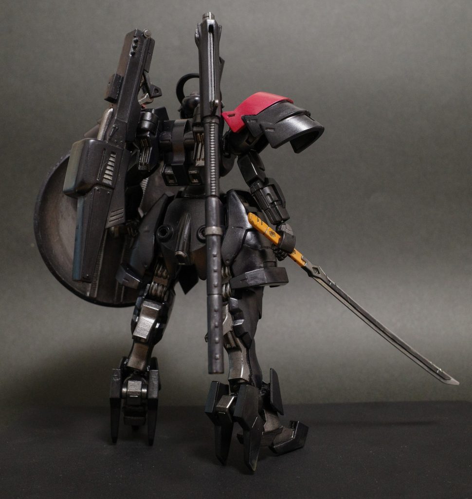 背中に「大砲」バスターランチャーを分割で背負わせてます。星団歴最強の破壊兵器。足のヒールはMHっぽくするために、元々の踵パーツを反転させて使っています。